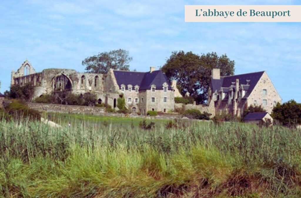 Vue panoramique de l’abbaye de Beauport, monument historique entouré de verdure, à 2 km de la ferme de Kerloury, idéal pour une escapade culturelle en Bretagne.