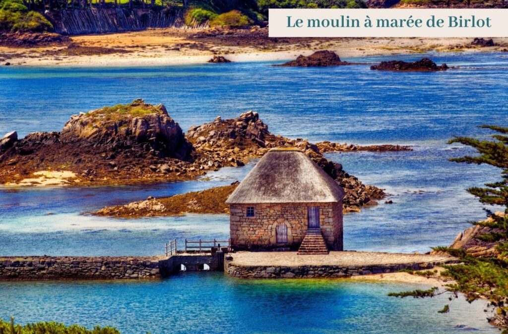Moulin à marée de Birlot sur l’île de Bréhat, entouré d’eau turquoise et de rochers, accessible depuis la ferme de Kerloury pour une excursion nature.