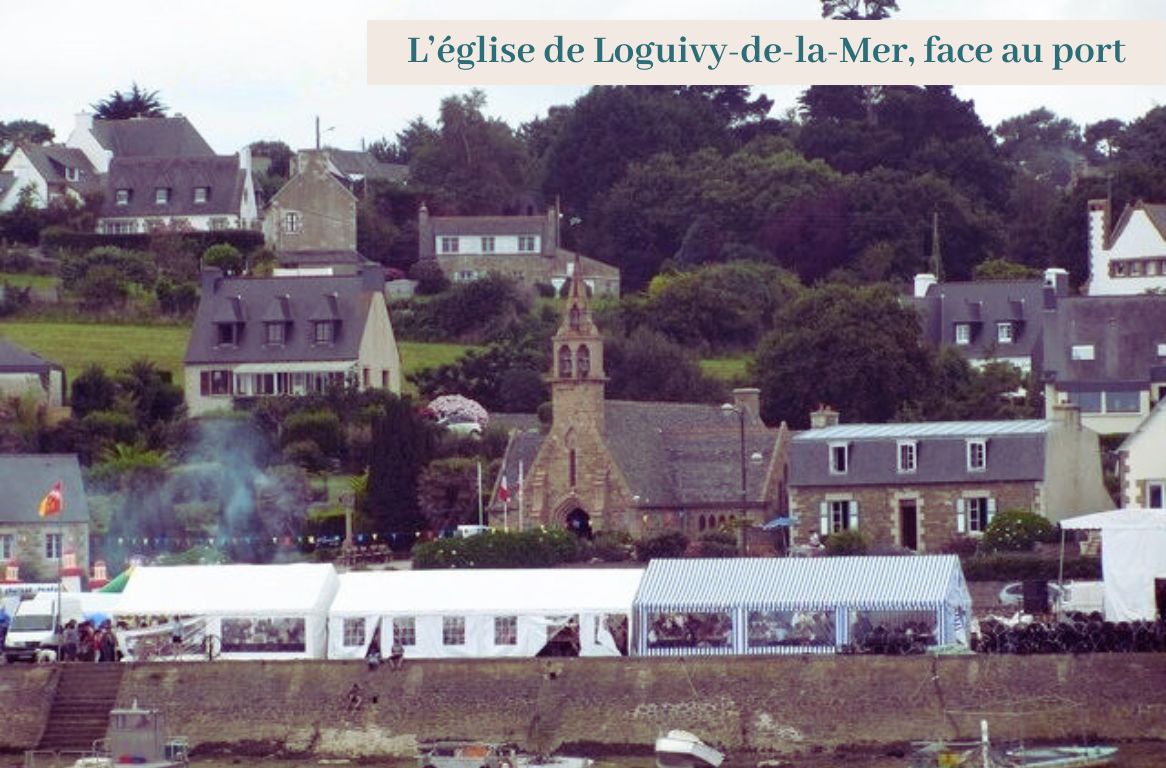Vue sur l’église de Loguivy-de-la-Mer, située face au port, à quelques kilomètres de la ferme de Kerloury, idéale pour une balade authentique en Bretagne.