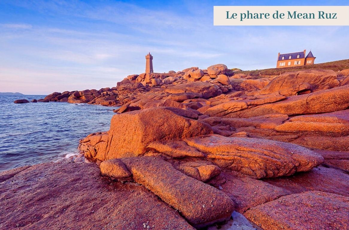 Phare de Mean Ruz à Ploumanac’h, au coucher du soleil sur la côte de granit rose, à proximité de la Ferme de Kerloury, idéal pour un séjour nature en Bretagne.