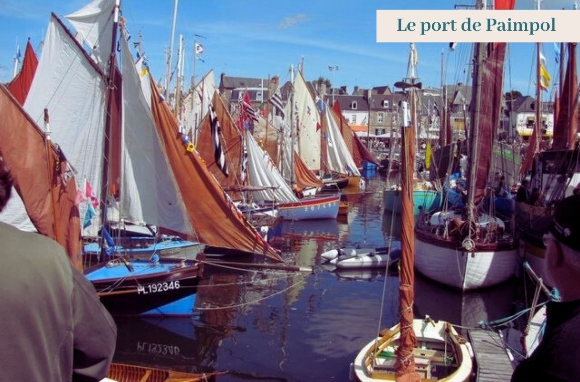 Port de Paimpol avec ses voiliers, à 4 km de la Ferme de Kerloury, point de départ idéal pour découvrir la côte bretonne en séjournant dans un gîte rural.